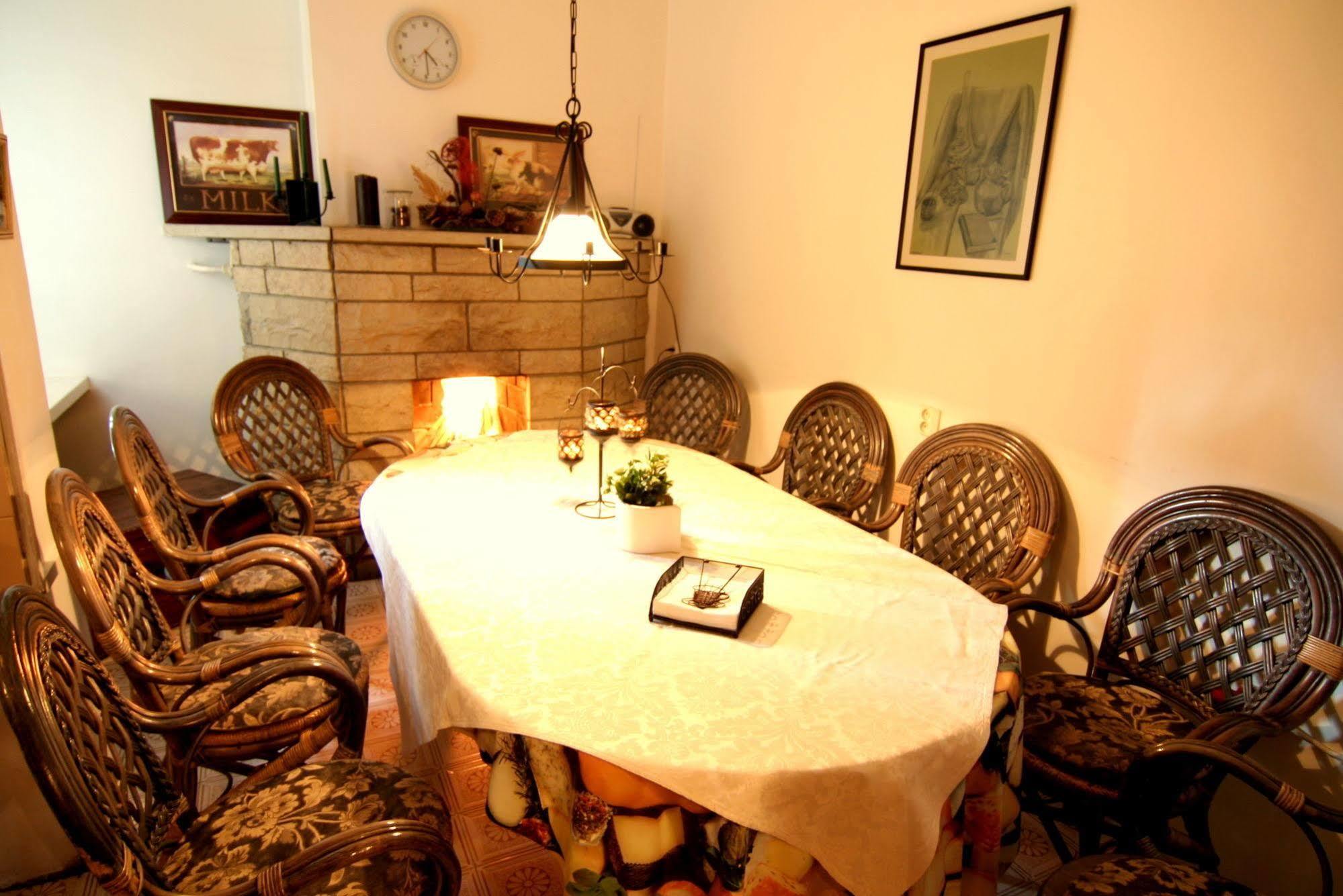 Oldhouse Hostel Tallinn Bagian luar foto
